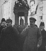 Stalin porta la bara di Kirov al suo funerale
