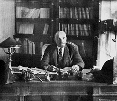 Lenin nel suo studio al Cremlino