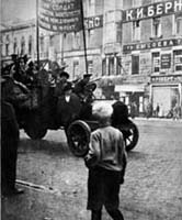 Un gruppo di soldati, unitisi ai bolscevichi, manifesta contro l'invio di nuove truppe al fronte