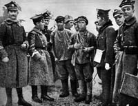 Soldati dell'Armata rossa, prigionieri dei volontari di Kolciak, vengono condotti alla fucilazione