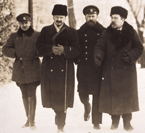 La delegazione russa a Brest-Litovsk, si riconoscono tra gli altri Trotzkij(il secondo da sinistra) e Joffe (il quarto da sinistra)