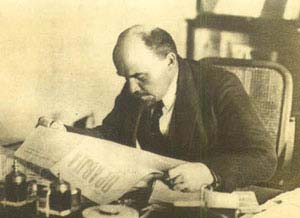 Lenin legge la Pravda nel suo studio