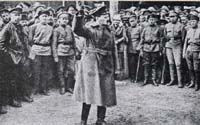 Trotsky con i soldati dell'Armata rossa