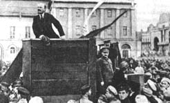 Lenin e Trotsky sul palco durante un comizio nel 1920